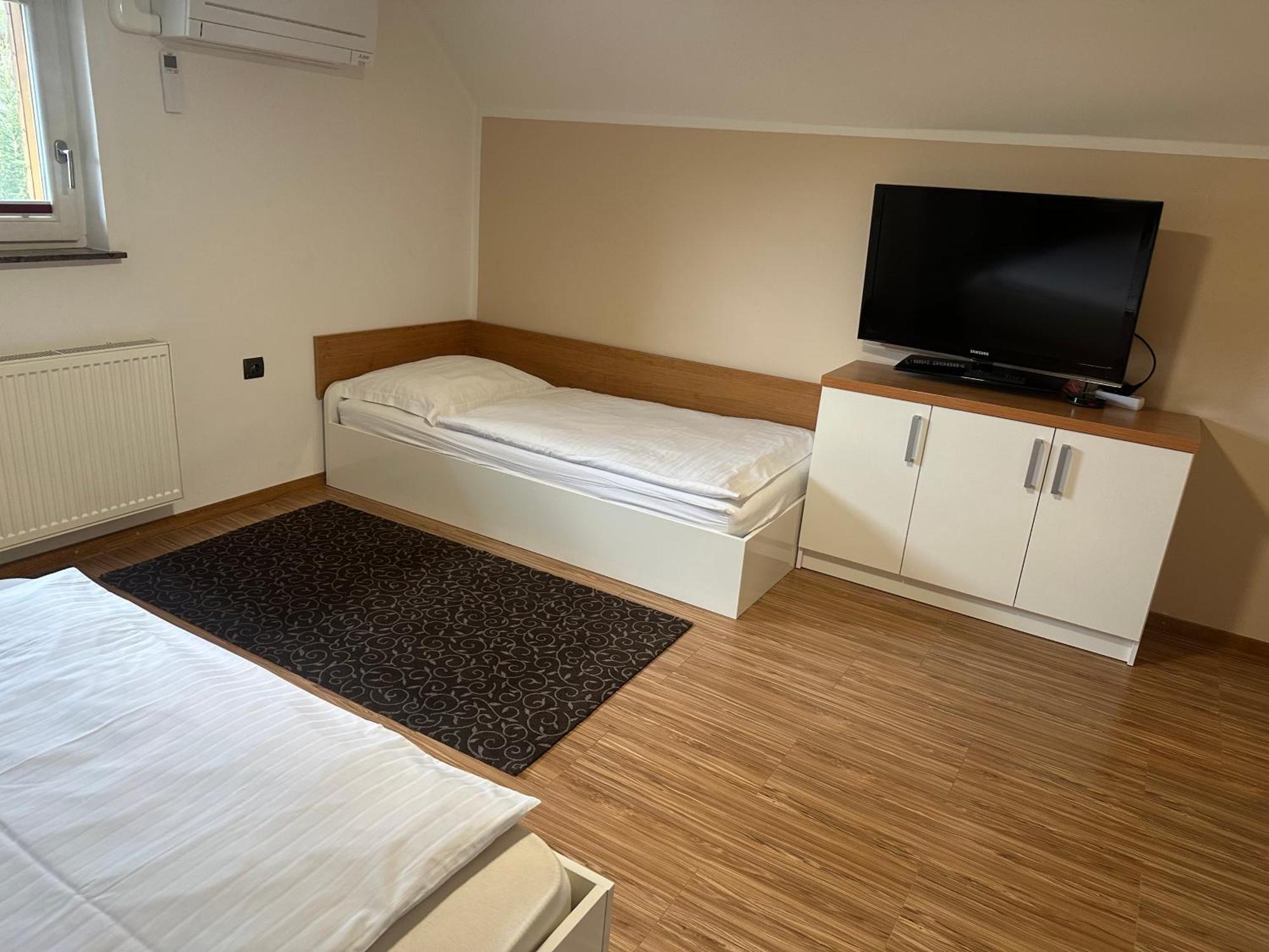 Domacija Vodnik & Apartments Церкле на Горенскем Екстериор снимка
