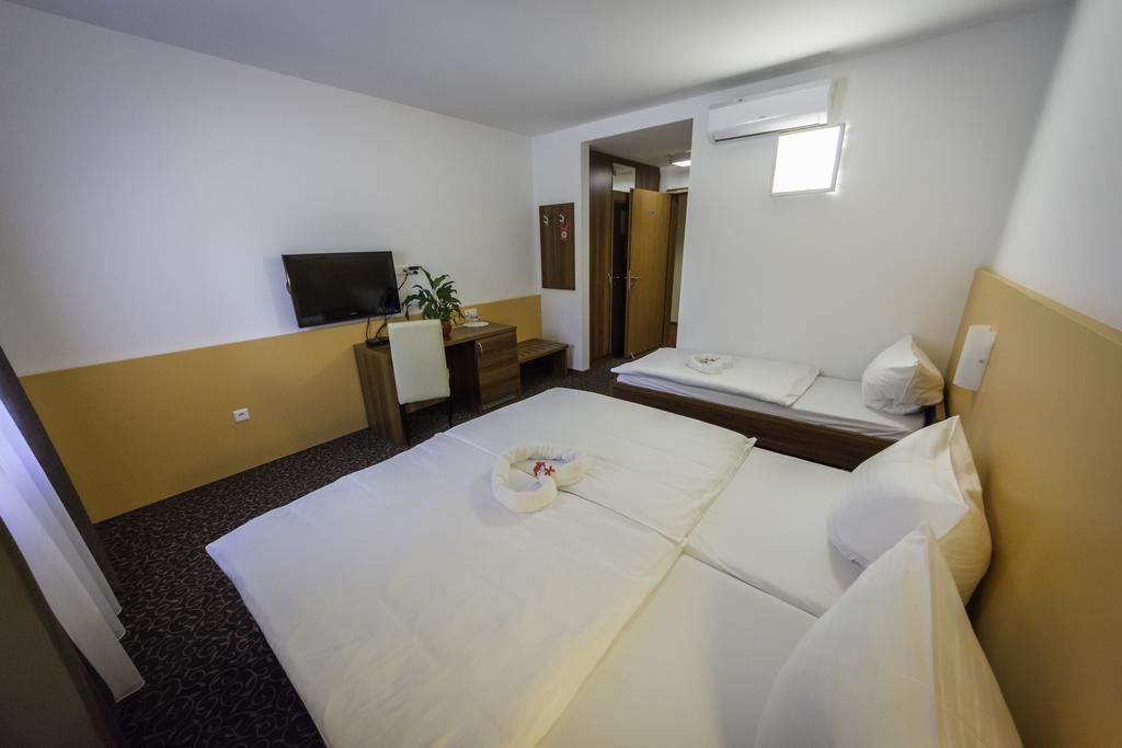 Domacija Vodnik & Apartments Церкле на Горенскем Екстериор снимка
